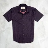 Camisa de hombre de manga corta color bordó con estampado floral, confeccionada en algodón.