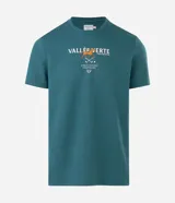 Remera masculina de manga corta color verde oscuro, con cuello redondo y corte recto. Presenta un estampado frontal con la frase "Vallée Verte" y un diseño de caballo de polo con raquetas cruzadas.