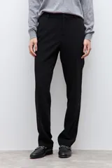 Pantalón de vestir de corte recto y estilo sastrero, con diseño clásico y acabado limpio.