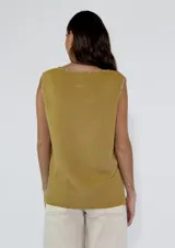 Chaleco de tejido de punto color crema, con escote en V y detalles de terminación en color contrastante en el borde del cuello y sisas. Diseño holgado y sin mangas.