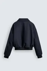 Cazadora de paño acolchada en su interior para hombre, de corte cropped y color azul marino. Cuenta con cuello solapa, mangas largas, bolsillos de doble vivo en la cadera, detalles de acabado en rib elástico en puños y cintura, y cierre frontal de cremallera metálica con doble carro.