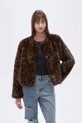 Chaqueta corta de piel sintética con estampado animal (leopardo/jaguar) en tonos marrones y negros. Tiene cuello redondo y corte holgado.