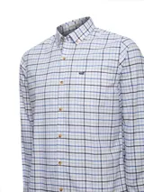 Camisa de franela de algodón orgánico para hombre, con diseño de cuadros en tonos celestes, azules y oscuros sobre base blanca. Presenta cuello abotonado, cierre frontal de botones, bolsillo aplicado en el pecho y un pequeño bordado distintivo de la marca RKF.