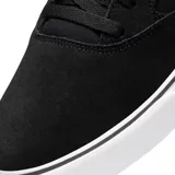 Championes Nike SB Chron 2, color negro con logo lateral en blanco y suela de goma blanca. Diseño de perfil bajo con construcción duradera.
