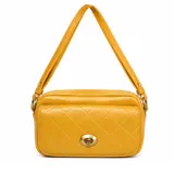 Cartera tipo bandolera de color amarillo, con diseño acolchado en patrón de rombos y cierre frontal giratorio metálico en tono bronce.