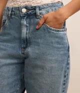 Pantalón mom de jeans con efecto mármol, bolsillos al frente y espalda.