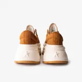 Championes Converse Run Star Crush OX color marrón de textura efecto pelo, con plataforma alta geométrica en color blanco y suela dentada de goma marrón. Cordones blancos y ojalillos metálicos.