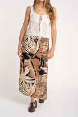 Falda larga con estampado de hojas en tonos beige, marrón y negro, con cintura elastizada y cordón ajustable.