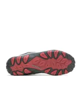 Championes de trail running Merrell Crosslander 3, confeccionados en cuero de gamuza y malla transpirable. Presentan diseño en tonos gris y negro con detalles en rojo, puntera protectora resistente a la abrasión, entresuela de espuma EVA para mayor estabilidad y suela de goma adherente con tracción duradera.