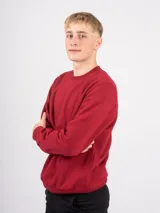 Buzo deportivo gris oscuro de algodón con felpa, cuello redondo y corte clásico.