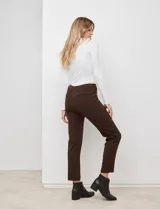 Pantalón recto color verde oliva, marca Zac & Rachel. Delantero con bolsillos inclinados y trasero con bolsillos ojal.