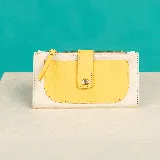 Billetera de cuero color blanco con bolsillo frontal amarillo y cierre con broche a presión. Tiene dos bolsillos con cierre en los extremos y dos ranuras para tarjetas en el interior.