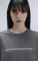 Remera unisex de corte oversize y hombros caídos, color gris concreto. Presenta cuello redondo acanalado y estampa frontal con la frase 'Que no entiendan nada' en color blanco.