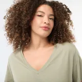 Camiseta básica de manga corta con cuello en pico, confeccionada en algodón de color verde oliva.