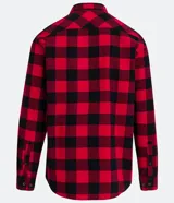 Camisa de franela a cuadros rojos y negros, de corte regular, manga larga y cuello inglés.