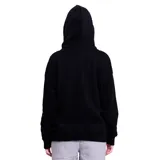 Campera deportiva negra con capucha, cierre frontal completo y bolsillos laterales. Presenta un logo pequeño estampado en color blanco en el pecho.