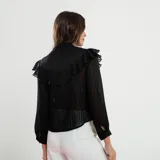 Camisa color crema con rayas verticales, cuello mao y volados en el frente.