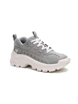 Championes Caterpillar modelo Intruder Lite, color gris con suela chunky blanca y cordones blancos. Presenta detalles en gamuza y el logo de la marca en el lateral.