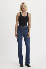 Jeans de tiro alto, ajustados en cadera y muslos, con pierna acampanada.