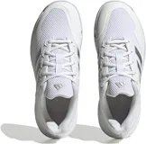 Championes de tenis Adidas Gamecourt 2.0 para mujer, en color blanco con detalles plateados. Presentan un diseño de malla transpirable, cierre con cordones y suela de goma diseñada para ofrecer estabilidad y tracción en la cancha.