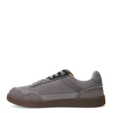 Championes urbanos Caterpillar modelo Pause Retro Leather, color gris con detalles en cuero y gamuza. Presentan suela de goma color marrón con textura hexagonal y cierre mediante cordones.