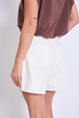 Bermuda de jean color crudo, tiro alto, corte recto y largo a la rodilla.