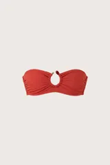 Top de bikini bandeau con abertura circular central, argolla decorativa, fruncido frontal y tirantes removibles.