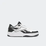 Championes Reebok modelo ATR Chill, inspirados en el básquetbol, color blanco con detalles en negro, confeccionados en cuero sintético, con suela de goma y cierre de cordones.