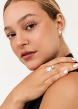 Aros tipo botón de plata 925 con perlas naturales de río de 9mm de diámetro.