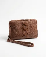 Billetera compacta de cuero color marrón, con cierre perimetral y correa de muñeca extraíble. Presenta un diseño decorativo frontal con tres cruces de cuero entrelazadas.