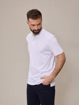 Chomba azul marino de piqué de algodón con cuello clásico y tapeta de dos botones. Logo bordado en el pecho. Corte clásico.