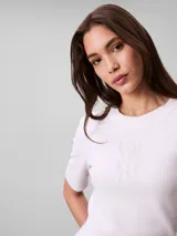 Remera de algodón canalé con cuello redondo y mangas cortas. Presenta un diseño ajustado al cuerpo con el logotipo de la marca estampado en el centro del pecho.