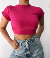 Remera corta de morley con mangas cortas y tiras para atar en la cintura.