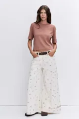 Remera de algodón color marrón, con cuello redondo y mangas cortas, de corte recto y largo a la cintura.