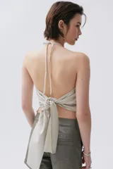 Top halter color crudo con volados y lazo en la espalda.