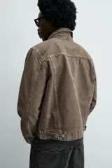 Cazadora de denim de algodón con corte regular fit, cuello solapa, cierre frontal con botones metálicos, mangas largas con puños abotonados y bolsillos laterales de vivo.