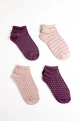 Pack de cuatro pares de medias soquete (tobilleras) con estampados variados en tonos rosados y morados. Incluye dos pares lisos o con rayas finas y dos pares con estampado de pequeños rombos o puntos.