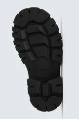 Zapato de vestir tipo derby color negro, con parte superior lisa, horma redonda y suela con plataforma track.