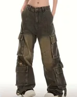 Pantalón cargo de tiro medio con diseño de múltiples bolsillos laterales y corte holgado. Presenta un acabado desgastado en tono gris oscuro con matices amarronados y costuras visibles.