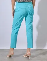 Pantalón azul de gabardina elastizada, marca Ruby Rd. Pretina ancha elastizada, bolsillos delanteros simulados y bolsillos traseros aplicados.