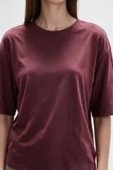Remera de manga corta color rojo, con cuello redondo a la base y diseño holgado.