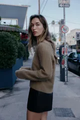 Jersey de punto con textura efecto cepillado, cuello en V y manga larga con terminaciones en rib.