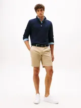 Bermuda de sarga de algodón elástico con corte slim, incluye cinturón, cierre de cremallera, bolsillos delanteros y traseros con botón.