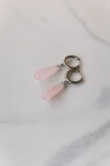 Aros colgantes de acero quirúrgico plateado con dije de piedra natural rosa en forma de lágrima.