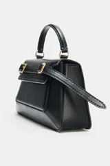 Bolso de mano tipo city color marrón, con diseño estructurado, costuras a la vista en contraste y detalles de hebillas metálicas decorativas. Cuenta con asa superior, cierre imantado y correa de bandolera ajustable.
