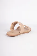 Sandalias bajas negras de símil cuero con dos tiras acolchonadas.