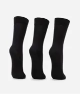 Pack de tres pares de medias largas de caña alta para hombre, confeccionadas en tejido de algodón con textura acanalada y diseño liso.