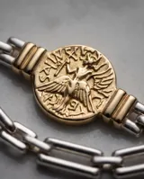 Pulsera de eslabones de plata con medalla central dorada con relieve del Espíritu Santo.