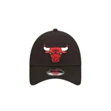 Gorra New Era 9FORTY negra con logo bordado de los Chicago Bulls en el frente.