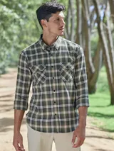 Camisa a cuadros azul marino, con cuello abotonado, manga larga y dos bolsillos con solapa abotonada en el pecho.